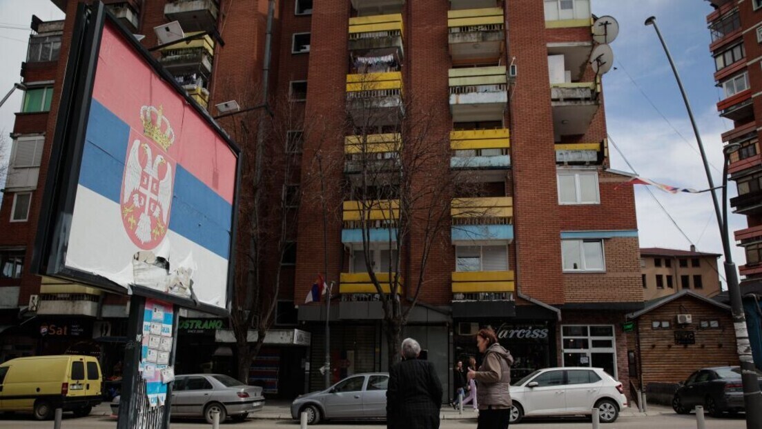 Opet napad na srpske simbole: Prekrečena tribina u bojama srpske zastave u Kosovskoj Mitrovici