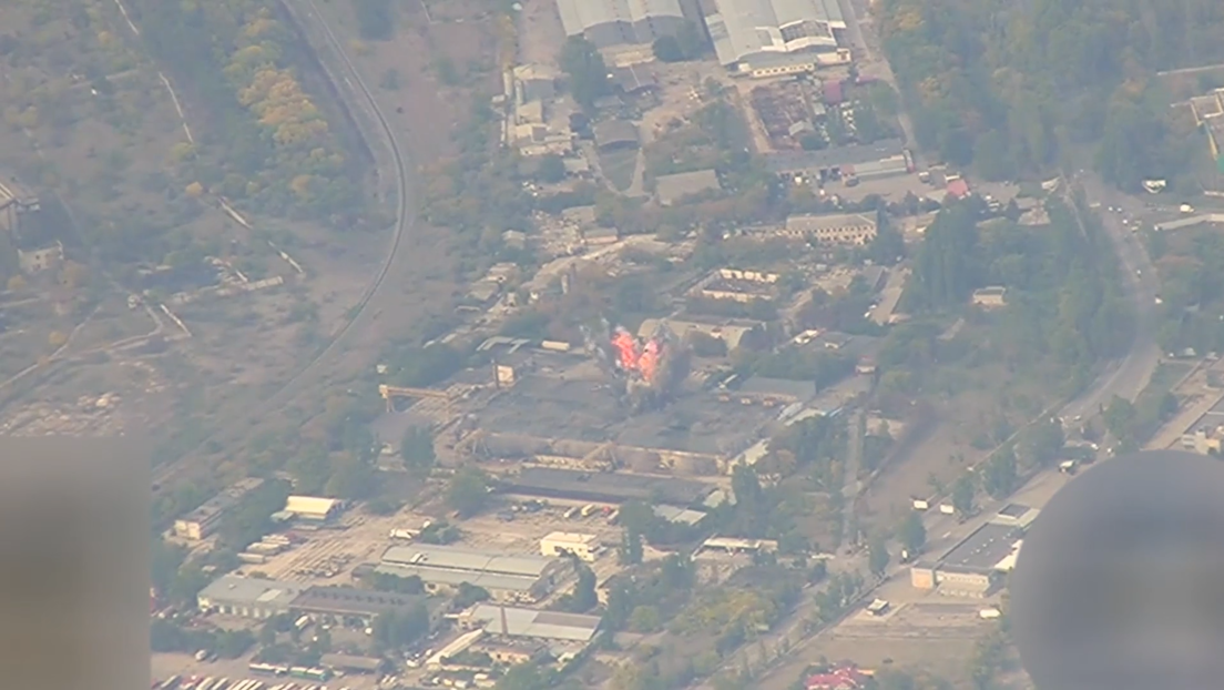 Тачно у мету: Руска војска уништила украјински погон за дронове (ВИДЕО)