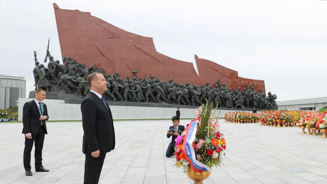 Медведев у Пјонгјангу: Одао почаст совјетским војницима и лидерима Северне Кореје
