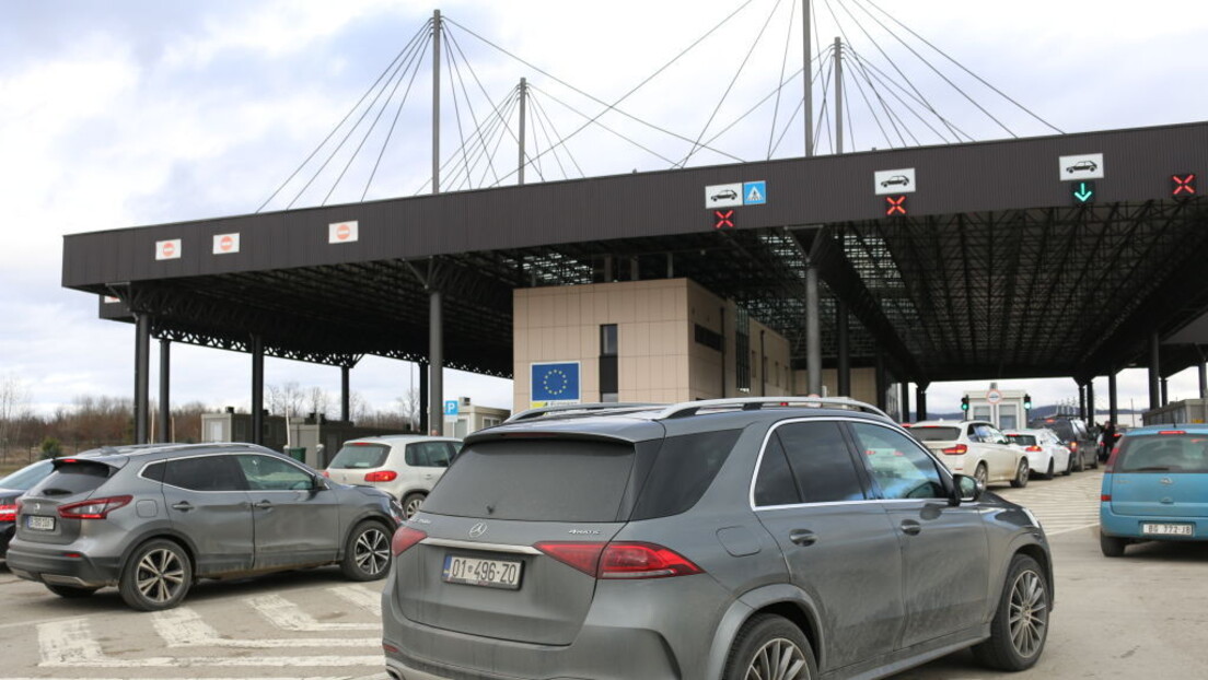 Uhapšen Italijan na Merdaru: U torbi nosio majicu sa natpisom UČK