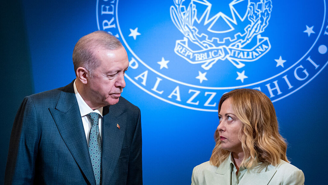 Erdogan bi da Meloni batali cigarete; Makron: Pogrešnom se bogu moliš