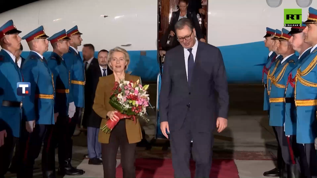 Vučić sa buketom na aerodromu: Dobro došli u Srbiju, draga Ursula! (VIDEO)
