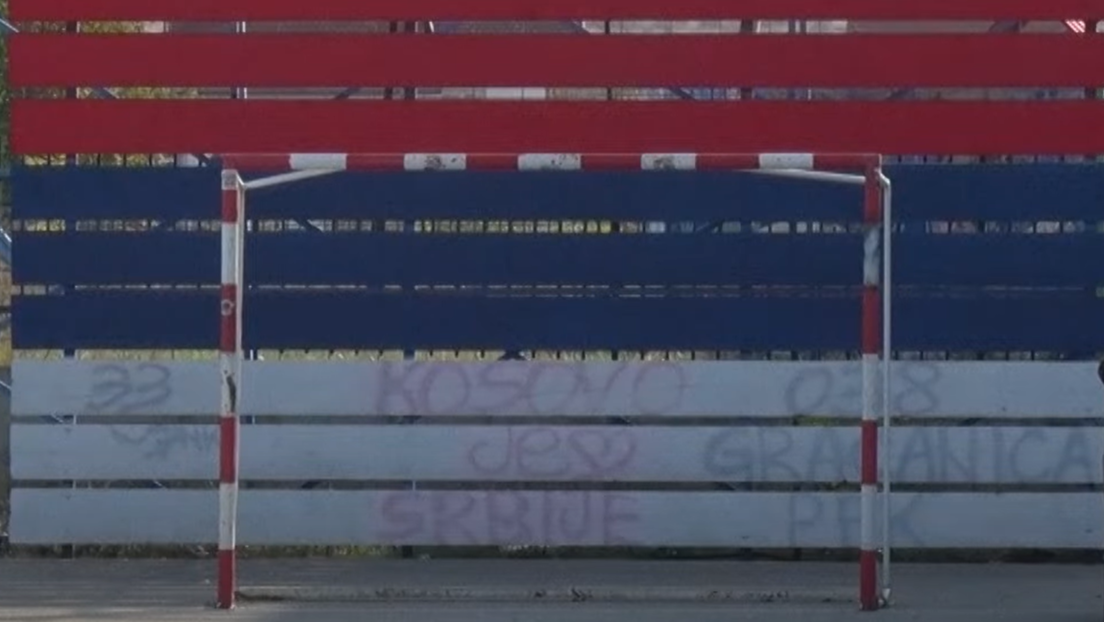 Kurtijeva policija uklanja srpske simbole: Prekrečen grafit "Kosovo je srce Srbije" u Gračanici