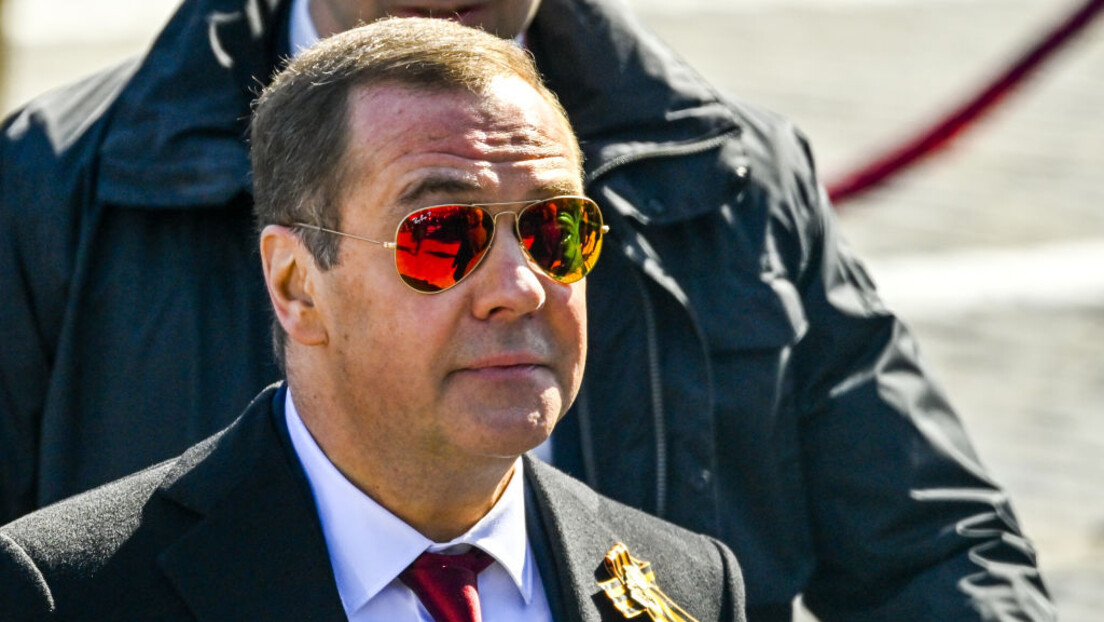 Медведев најавио: Стижу стотине хиљада војника у јединице