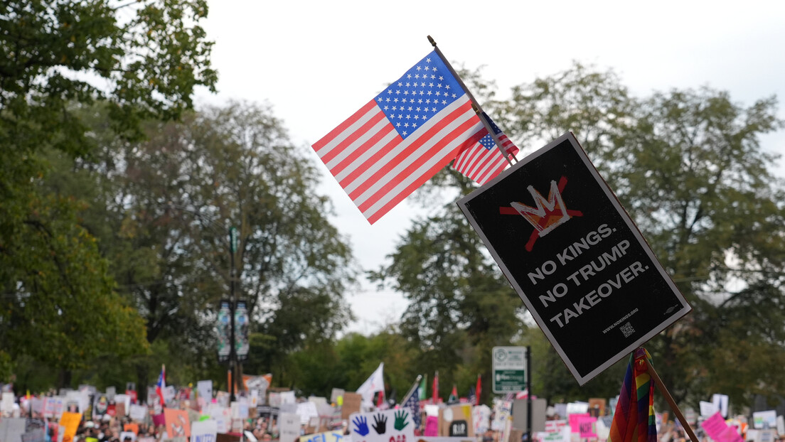 "Anti-kraljevski" skupovi: Protesti protiv Trampa širom Amerike (FOTO)