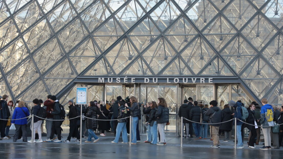 Opljačkan Luvr: Razbijena stakla, mediji objavili šta je ukradeno (VIDEO)