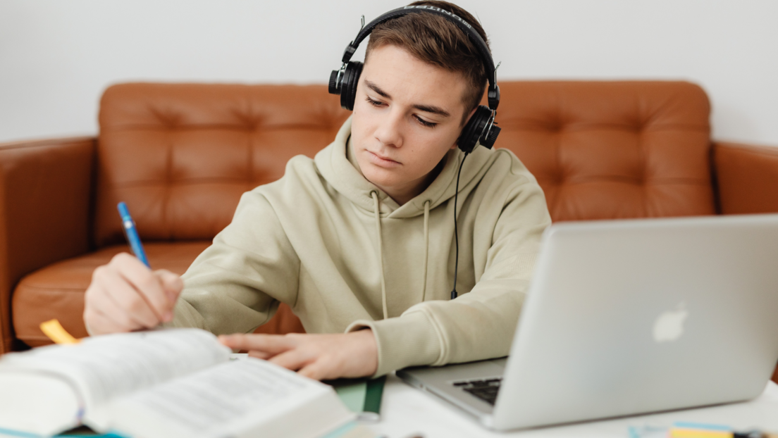 Više od 25 posto ruskih školaraca redovno koristi AI - evo i u koje svrhe