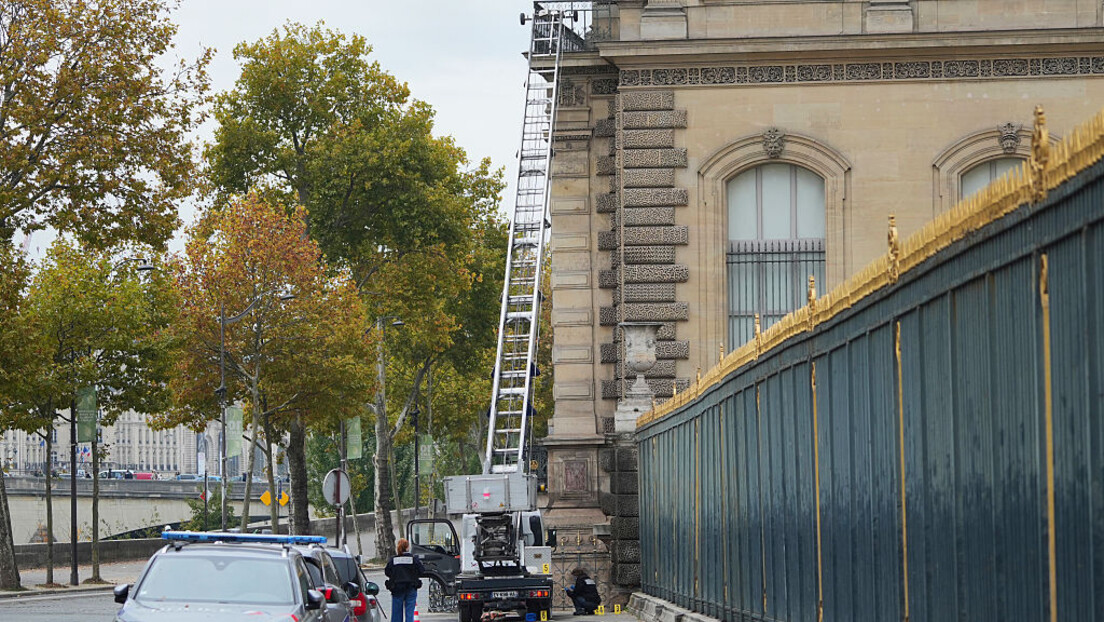 Објављен снимак пљачкаша из Лувра: Спуштају се дизалицом, па беже скутером (ВИДЕО)