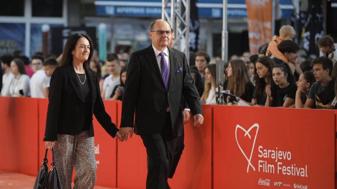 Selfi u Sarajevu: "Tajms" pere Šmitovu biografiju, Cvijanovićeva najavljuje veliko spremanje