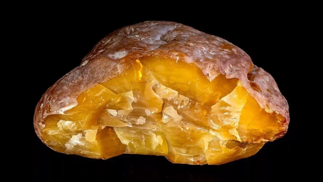 Рекордер тежак 2 килограма: У Калињинграду откривен један од највећих примерака ћилибара (ВИДЕО)