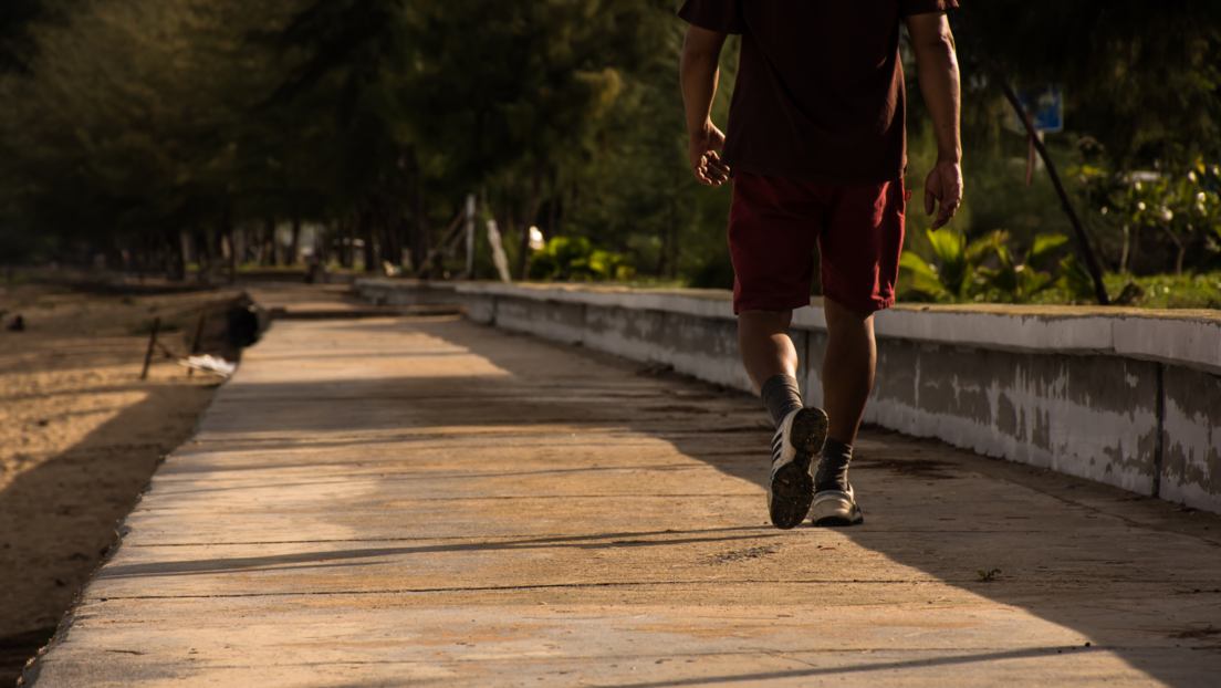 Samo jedna duža dnevna šetnja je bolja od više kratkih - štiti srce i smanjuje rizik od smrti