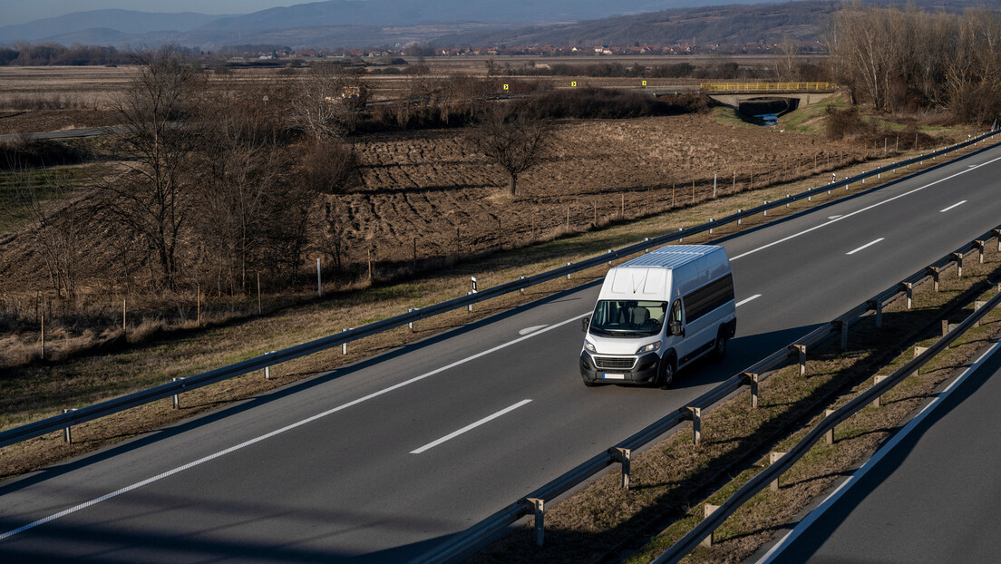 Рупе у закону које нас скупо коштају: Организован комби превоз деце нико не контролише