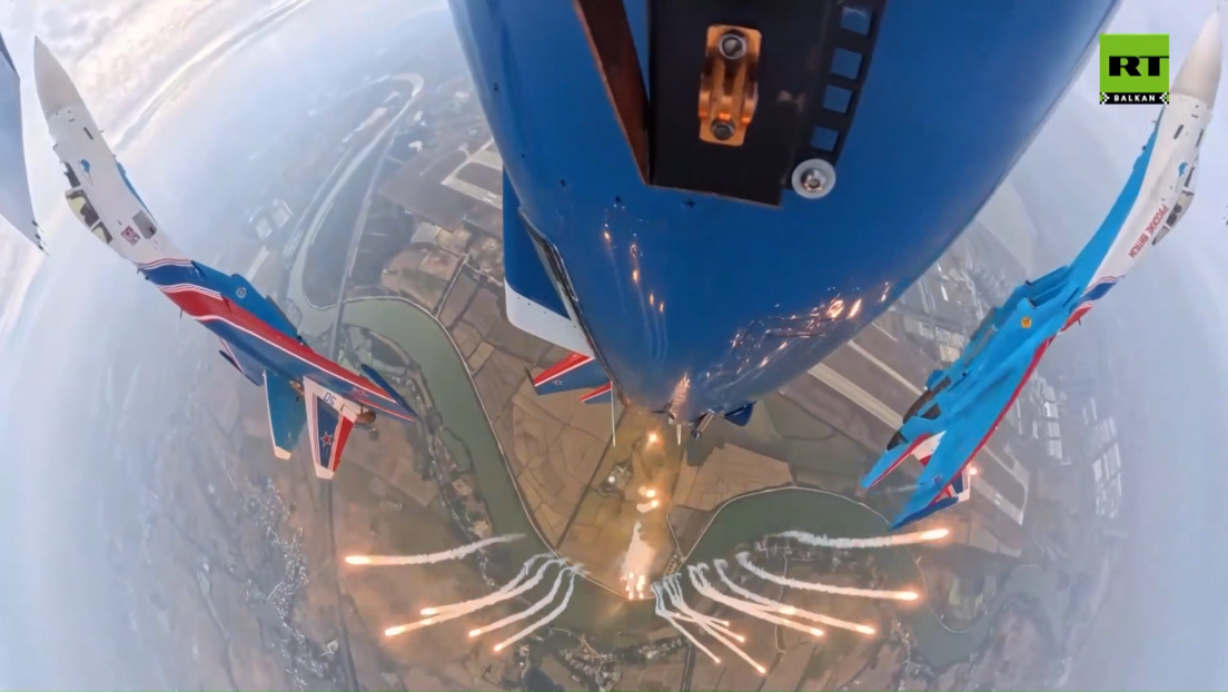 Спектакуларни маневри: Посаде Руских витезова учествовале на аеромитингу у Кини (ВИДЕО)