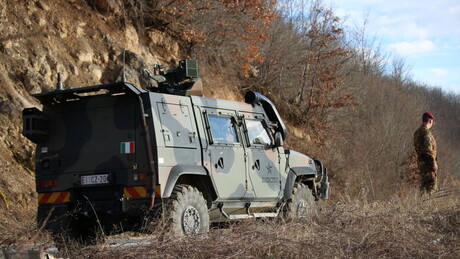 Знакови поред пута: Какве табле поставља КФОР на Косову и Метохији (ФОТО)