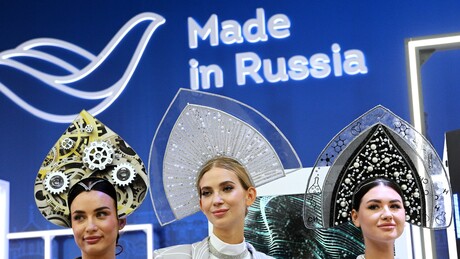 Владимир Путин похвалио модни избор Рускиња: "Кокошник је у тренду, јако сам срећан"