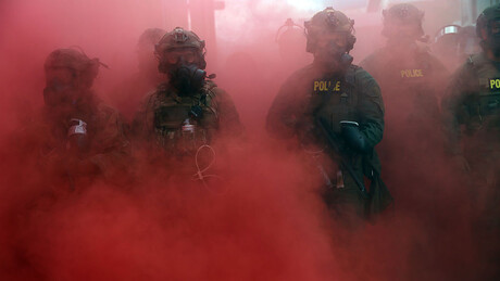 Хаос у Орегону: Полиција привела демонстранте у Портланду (ВИДЕО)