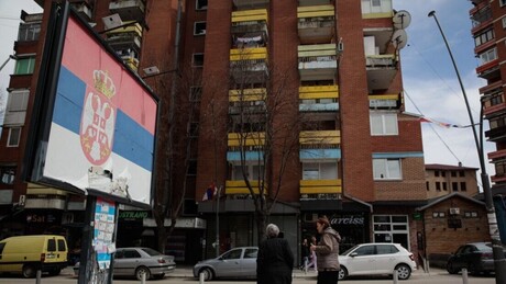 Opet napad na srpske simbole: Prekrečena tribina u bojama srpske zastave u Kosovskoj Mitrovici