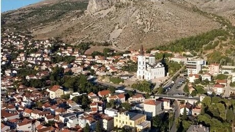 Опет напади на Србе у БиХ: Графити испред Саборне цркве у Мостару