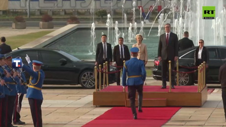 Vučić dočekao Fon der Lajenovu ispred Palate "Srbija"