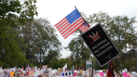 "Anti-kraljevski" skupovi: Protesti protiv Trampa širom Amerike (FOTO)