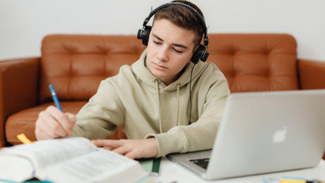 Više od 25 posto ruskih školaraca redovno koristi AI - evo i u koje svrhe