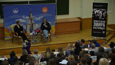 Kusturica otvorio Srpski klub na univerzitetu "Lomonosov": Studenti ga dočekali aplauzom (VIDEO)