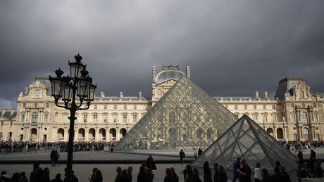 Ухапшено још осумњичених за крађу из Лувра, од накита и даље ни трага ни гласа