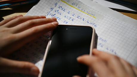 Да ли је одзвонило мобилним телефонима у школама: Форум тражи да се забрани употреба и на одмору