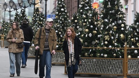 Припреме за Нову годину у Москви већ почеле: Све више кутака украшено, постављају се и јелке