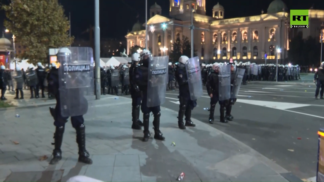 Kod Skupštine Srbije napeto: Kordon policije razdvaja okupljene, čuju se topovski udari (VIDEO)