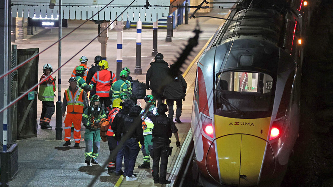 Muškarac osumnjičen za napad u vozu u Velikoj Britaniji: Jedna osoba u kritičnom stanju