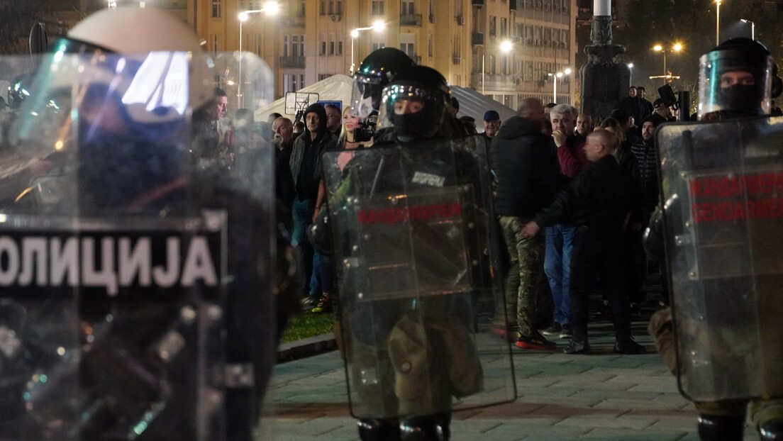 Oglasili se MUP i BIA: Ispred Skupštine povređen jedan policajac