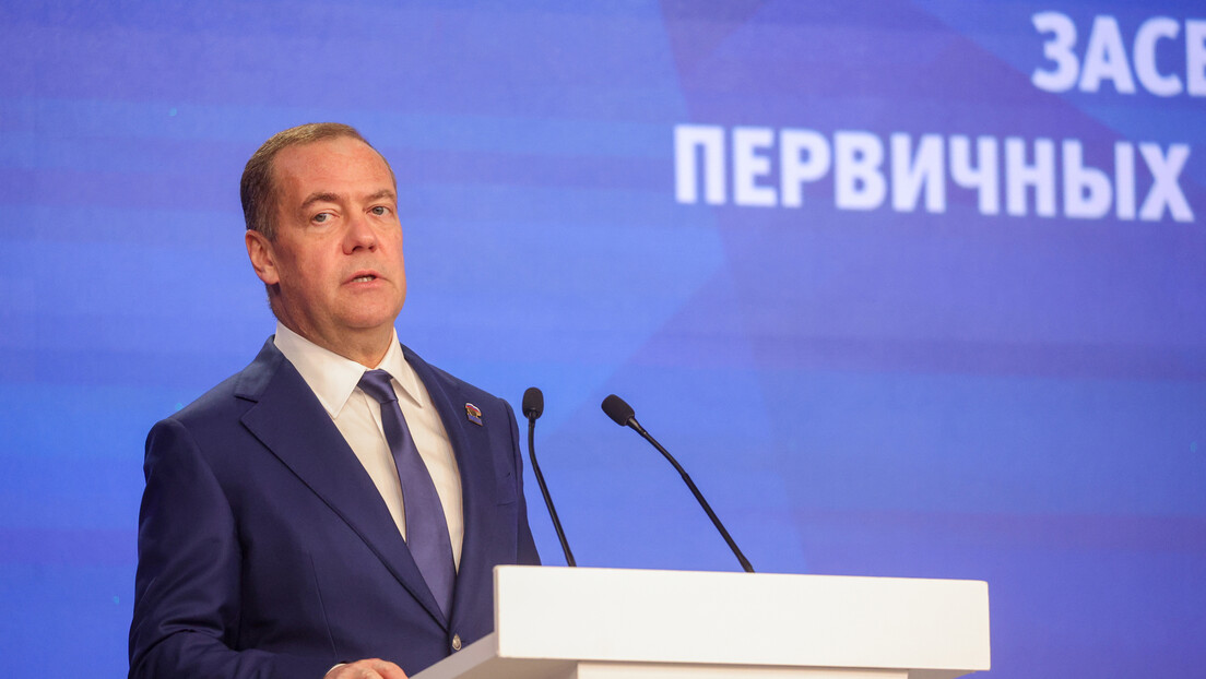 Медведев: Што више Запад троши на Украјину – то је горе за кијевски режим