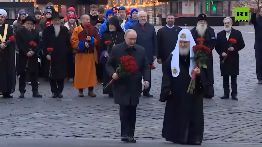 Dan narodnog jedinstva: Putin položio cveće na spomenik oslobodiocima Moskve