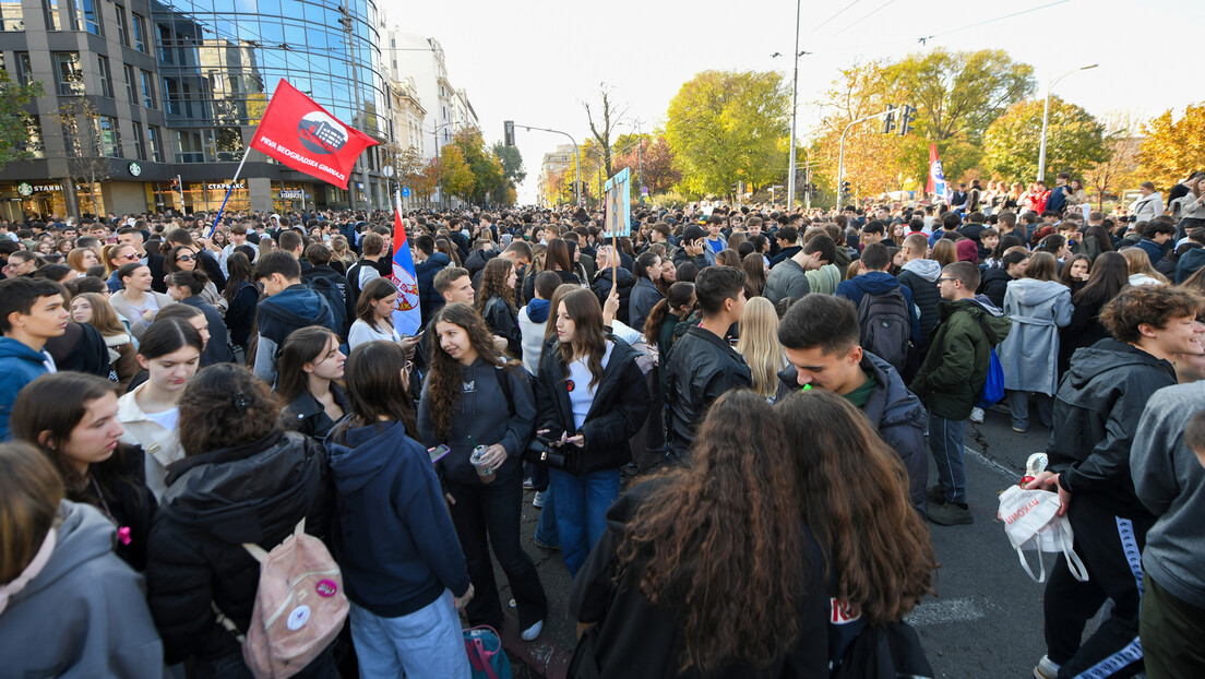 Дводневни бојкот наставе у већини гимназија у Београду: Ђаци се окупили испред скупштине