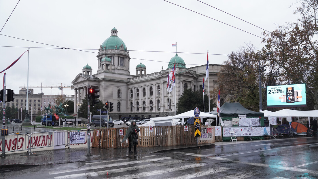 Ispred Skupštine mirno i prohodno, Dijana Hrka i Uglješa Mrdić nastavili štrajk glađu
