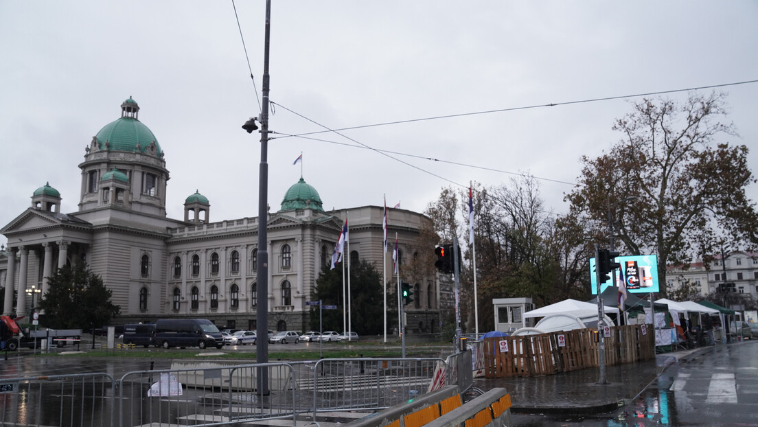 Испред Скупштине мирно: Саобраћај функционише нормално