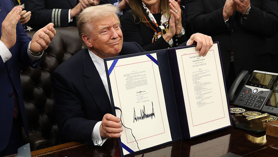 Tramp potpisao zakon o finansiranju vlade: Okončana istorijska blokada duga 43 dana