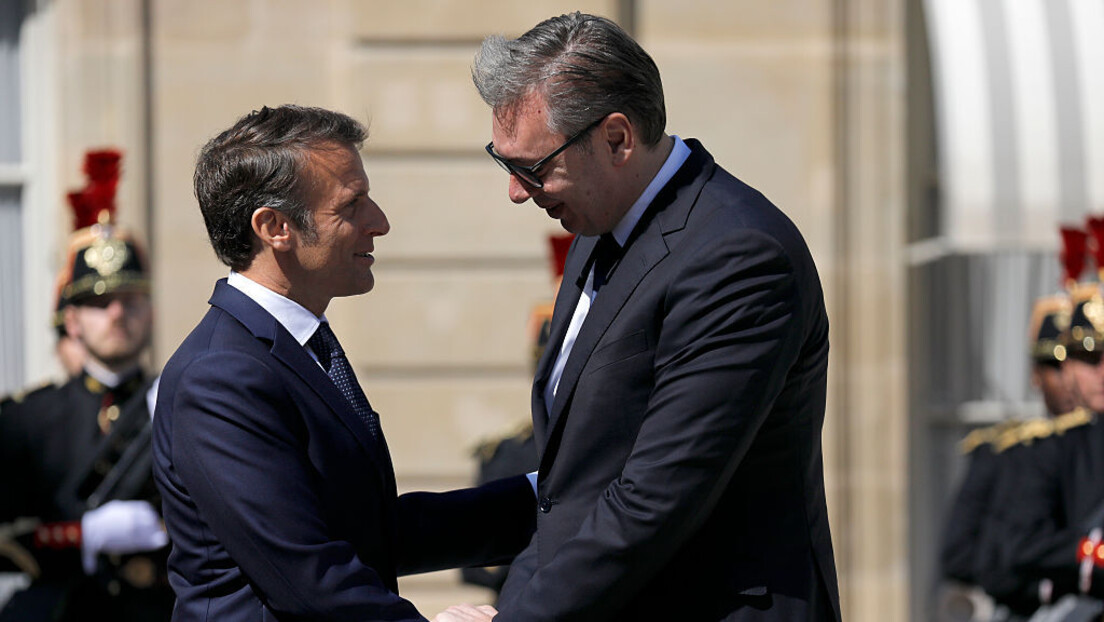 Вучић стигао у Париз: Радна вечера са Макроном