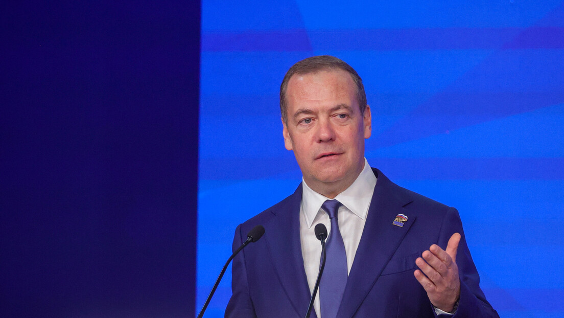 Медведев: За разлику од Запада, Русија никога није држала у колонијалном заточеништву