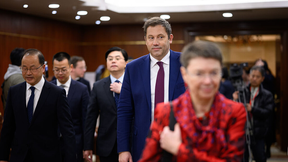 Клингбајл у Кини: Министар без телефона, политика без самопоуздања