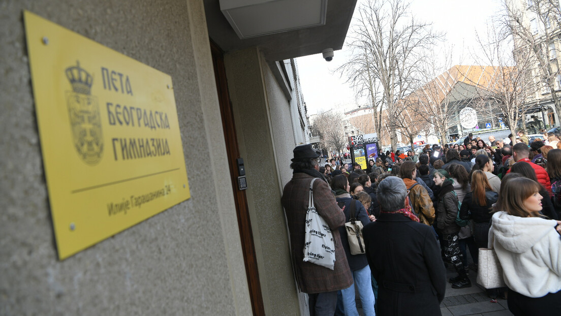 Roditelji i učenici ispred Pete gimnazije: Negoduju zbog odluke Ministarstva prosvete