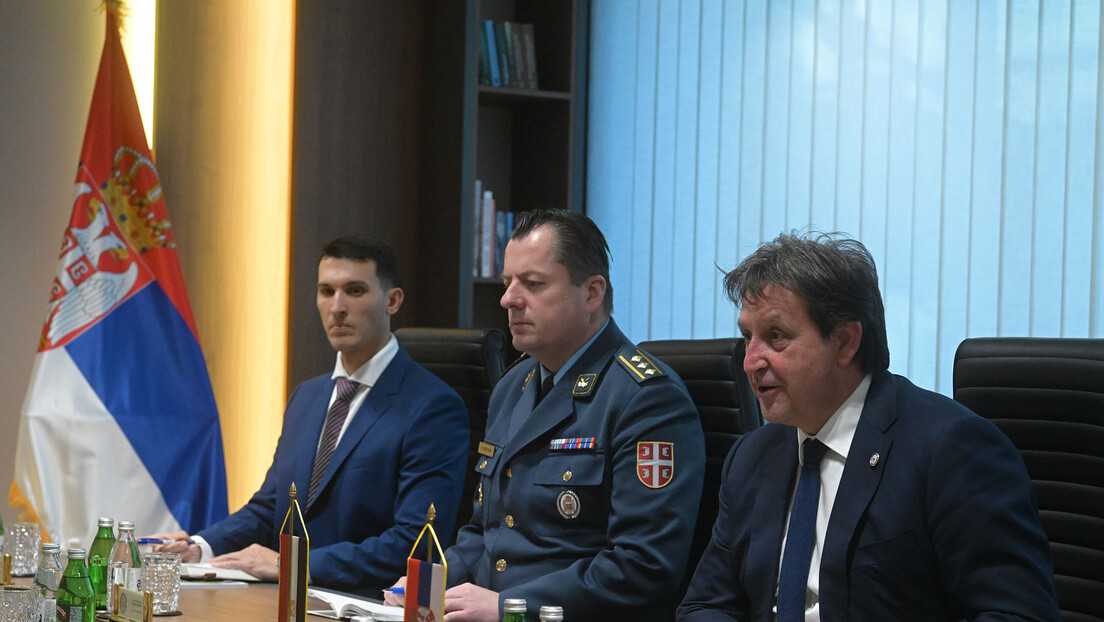 Гашић: Предложеним изменама закона не повећава се надлежност председника над војском