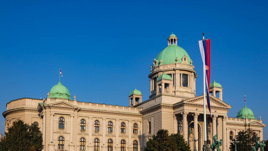 Инцидент испред Скупштине: Опозициони посланици склонили шаторе, дошло до кошкања