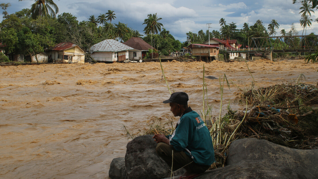 Више од 170 мртвих у поплавама у Индонезији, мештани ископали масовну гробницу