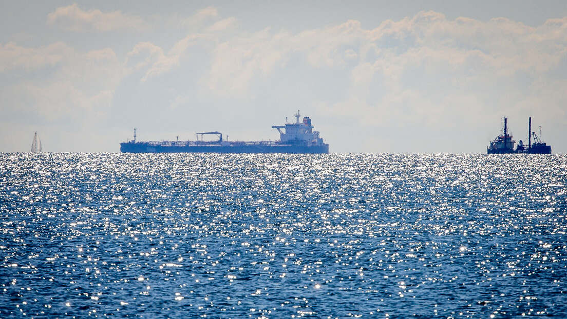 Експлозије на два танкера код Босфора: Сумња се на мине, постоји опасност од потонућа