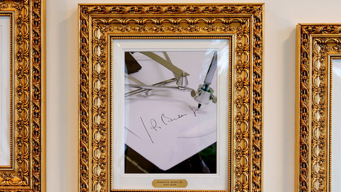 Трамп опозвао сва документа која је Бајден потписао аутопеном