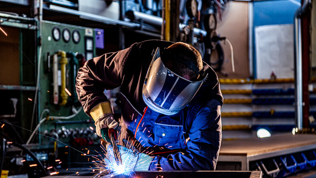 Индустријска производња бележи пад у октобру: Који сектори су заказали, а који гурају привреду