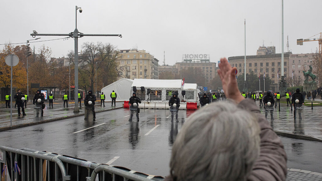 Напад испред Скупштине Србије: Ножем исечен мушкарац