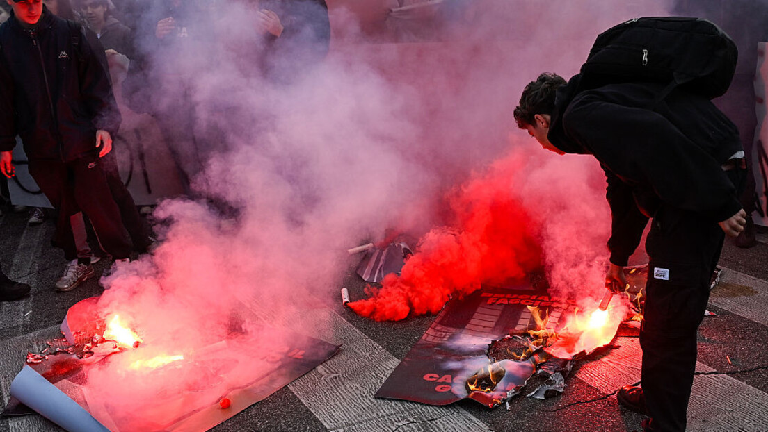 Рим: Запаљена америчка застава и постер са ликом италијанског министра одбране